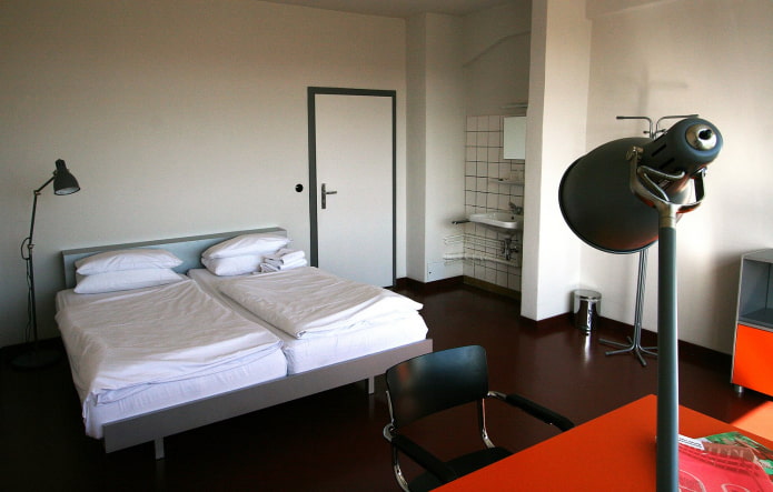 slaapkamer met rode tafel