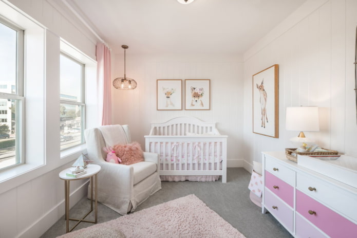 Witte en roze babykamer