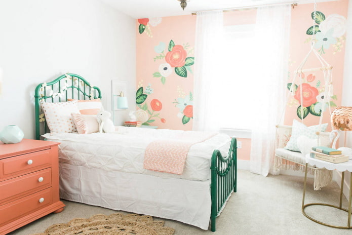 kinderkamer in witte en roze tinten met groene elementen