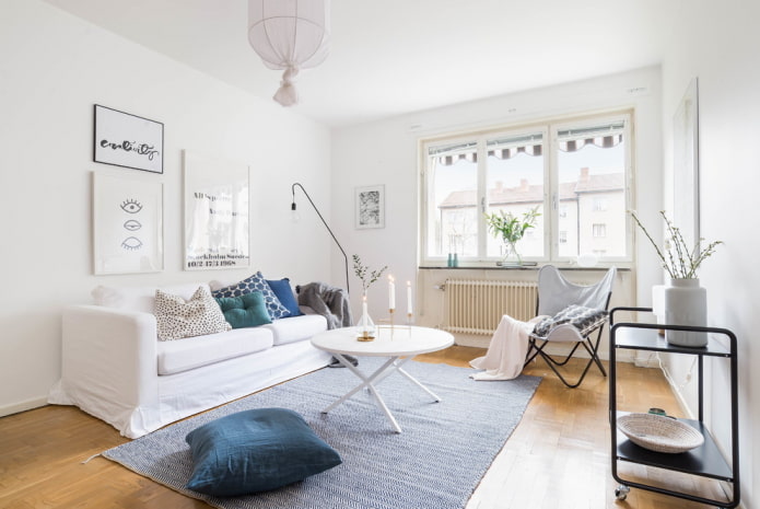 woonkamer in witte tinten in Scandinavische stijl