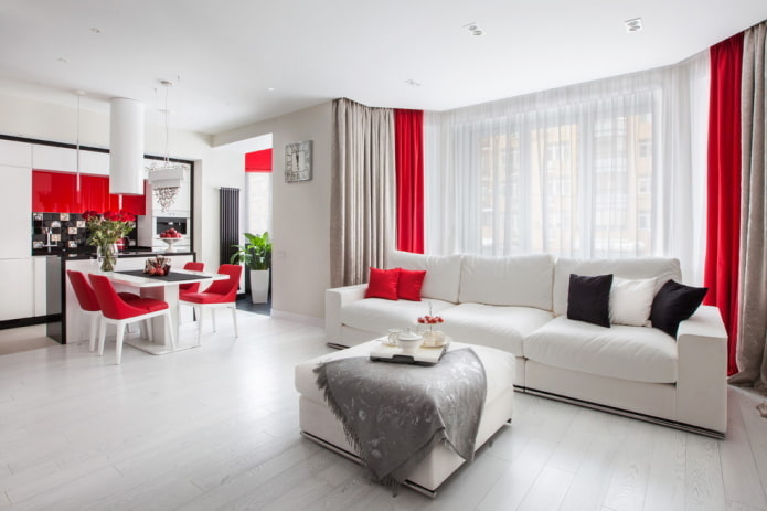 wit woonkamerinterieur met felle accenten