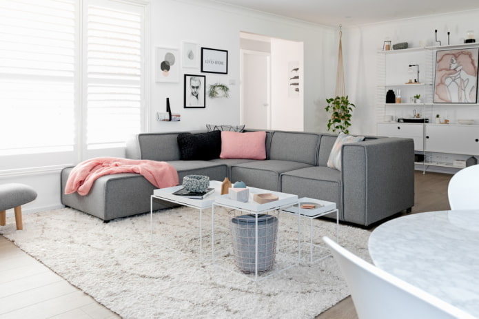 woonkamer in witte tinten in Scandinavische stijl
