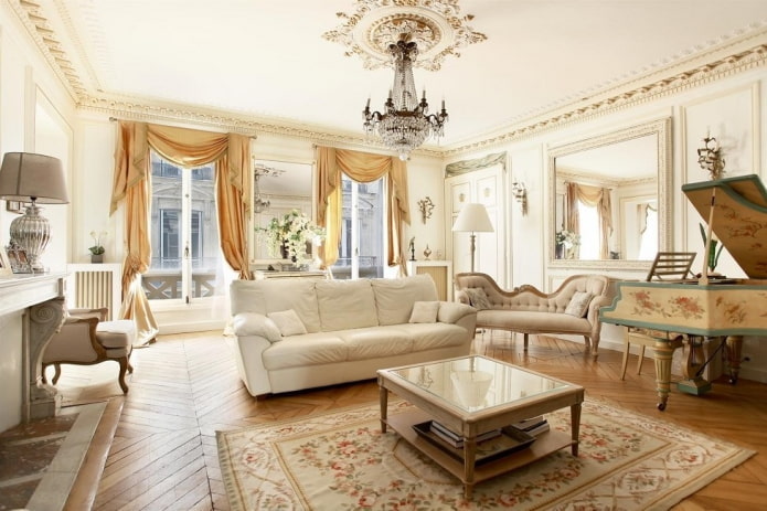 woonkamer in witte tinten in een klassieke stijl