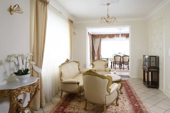 woonkamer in witte tinten in een klassieke stijl