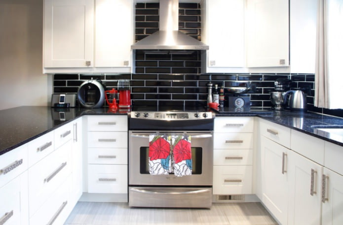 zwart schort onder een baksteen in een witte keuken