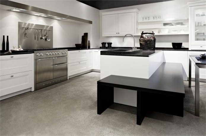 zwart-witte keuken in een moderne stijl