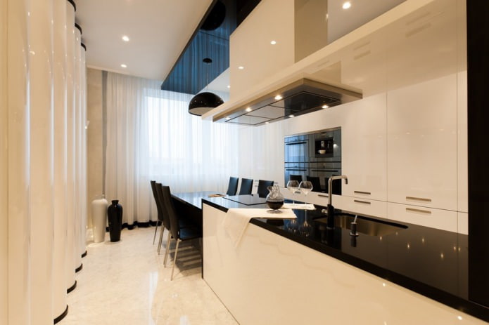 lichte gordijnen in het interieur van een witte keuken