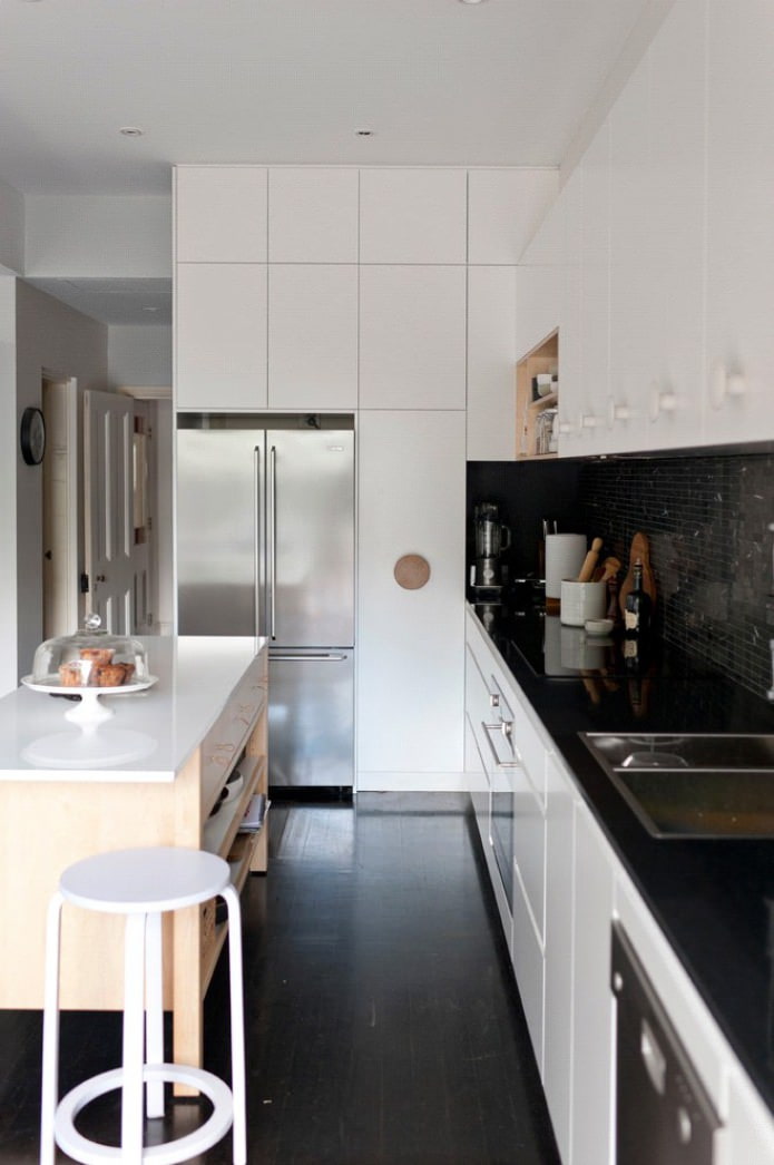 witte keuken met kookeiland