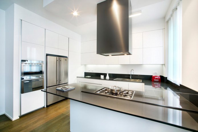 zwart glazen aanrechtblad in het keukeninterieur