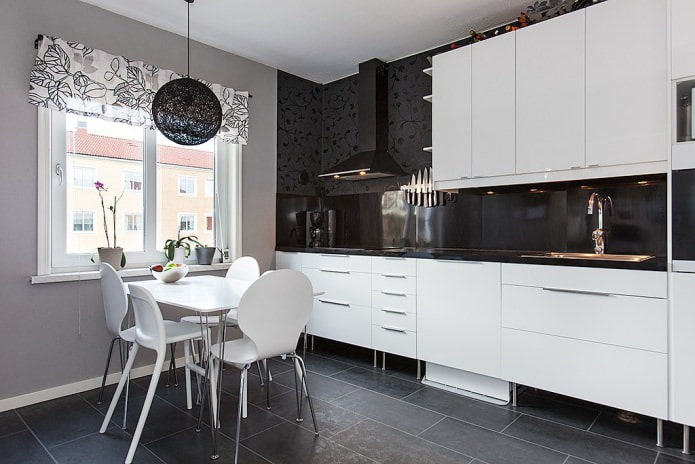 zwart glanzend schort in het keukeninterieur