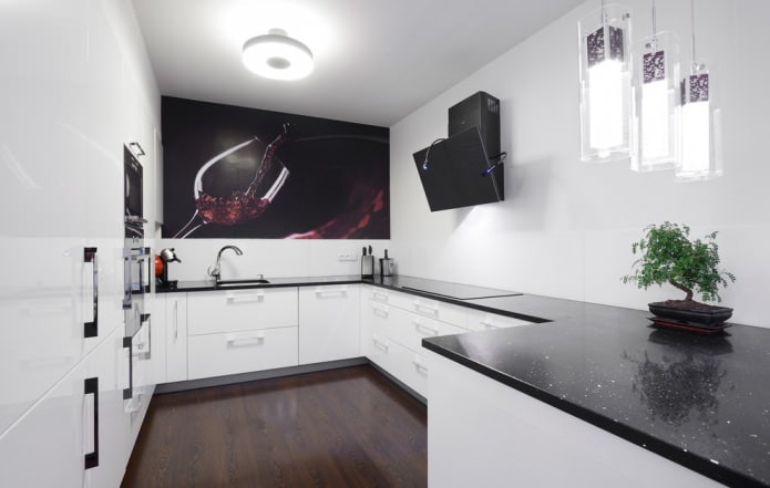 fotobehang in de keuken met een zwart aanrechtblad