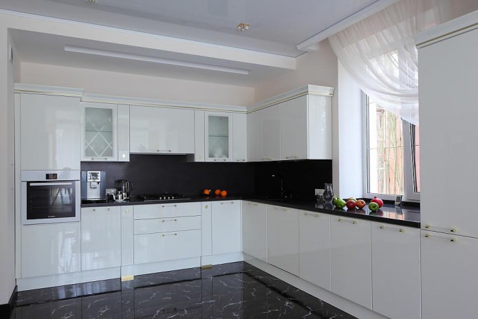 witte glanzende gevel in de keuken