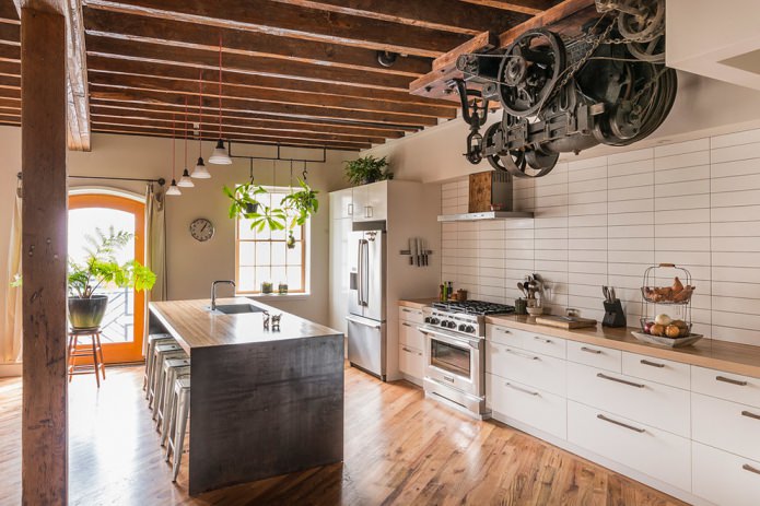 witte keuken in loftstijl met praktische baksteenachtige tegels