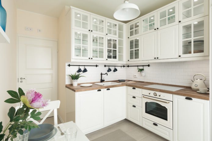 klassieke keuken met een houten aanrechtblad