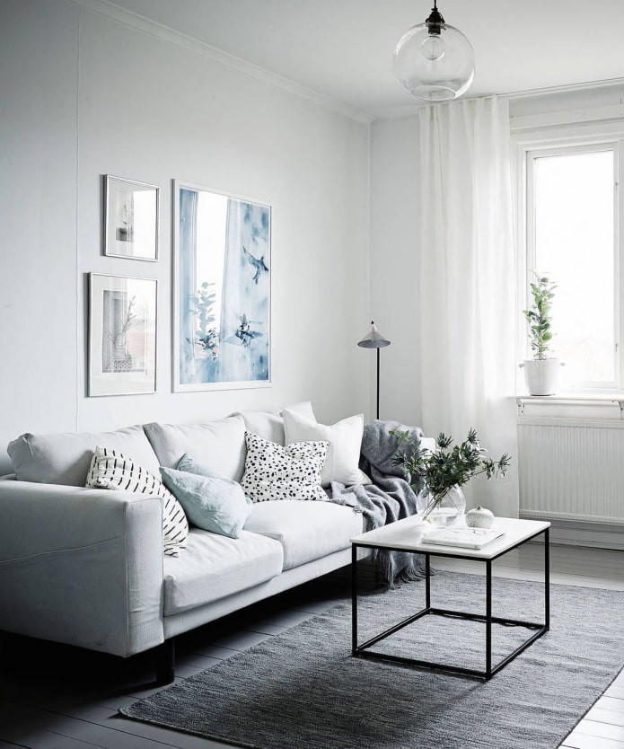 woonkamer met een witte bank