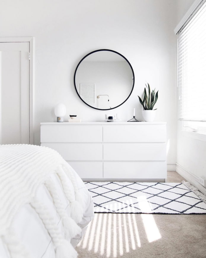 witte ladekast in de slaapkamer