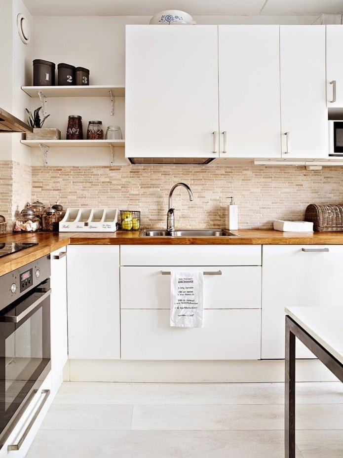 houten aanrechtblad in een witte keuken