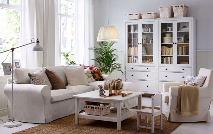 witte meubels in de woonkamer