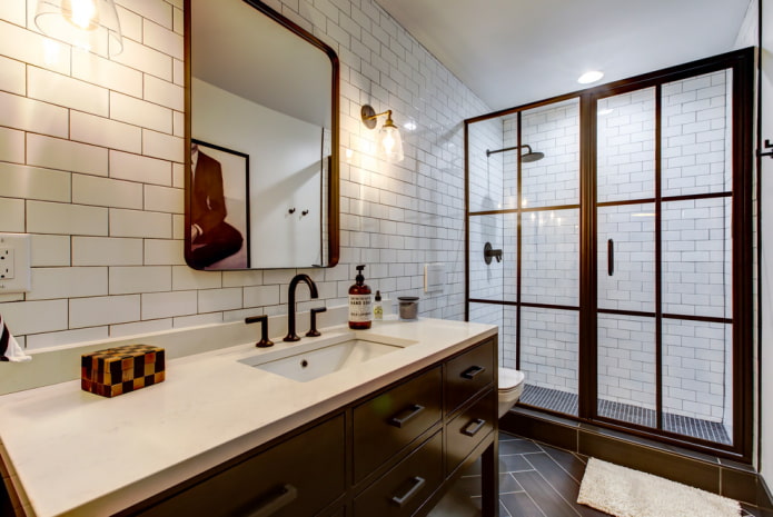 witte bakstenen tegels in het interieur van de badkamer