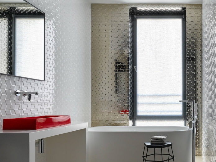 witte en zilveren tegels in het interieur van de badkamer