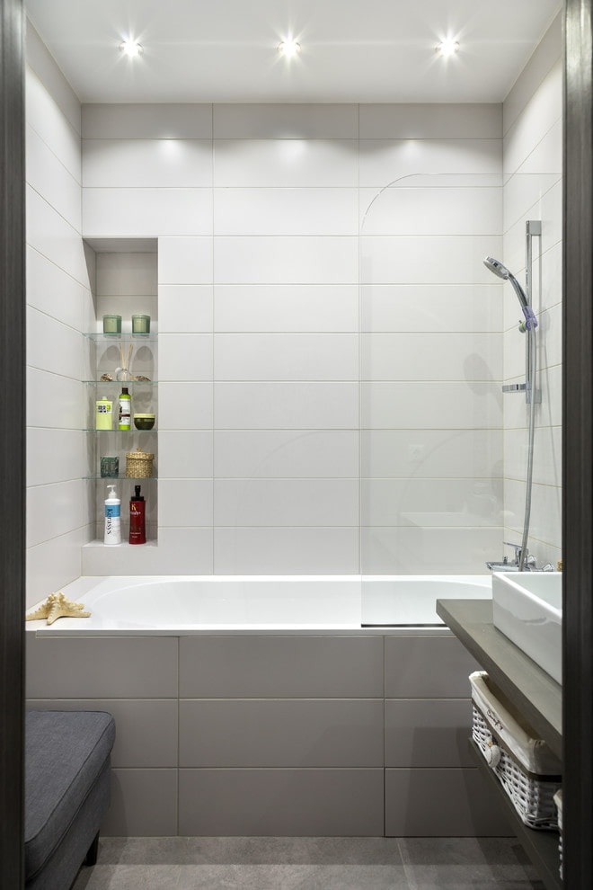 grijze en witte tegeldecoratie in de badkamer