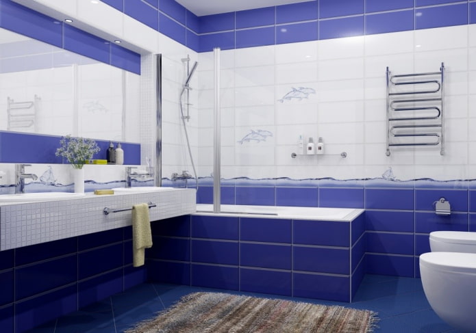 witte en blauwe tegels in het interieur van de badkamer