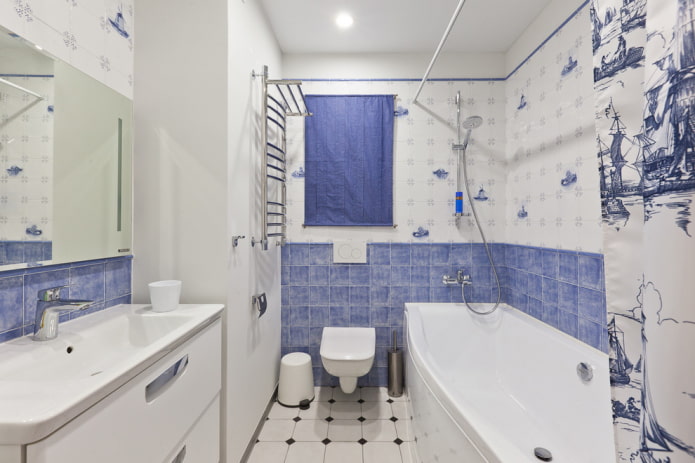 witte en blauwe tegels in het interieur van de badkamer