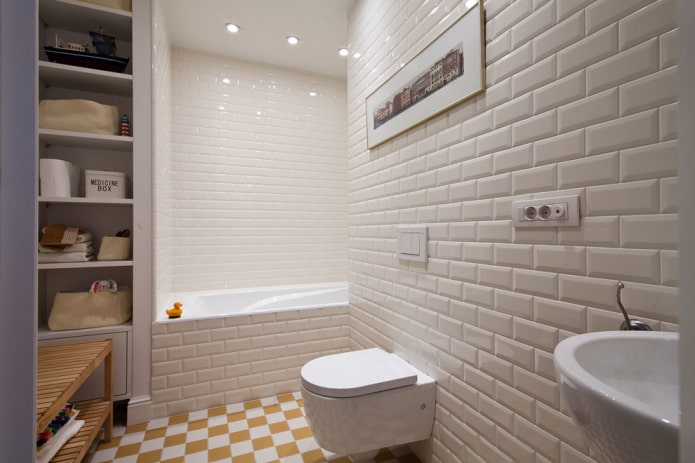 witte bakstenen tegels in het interieur van de badkamer
