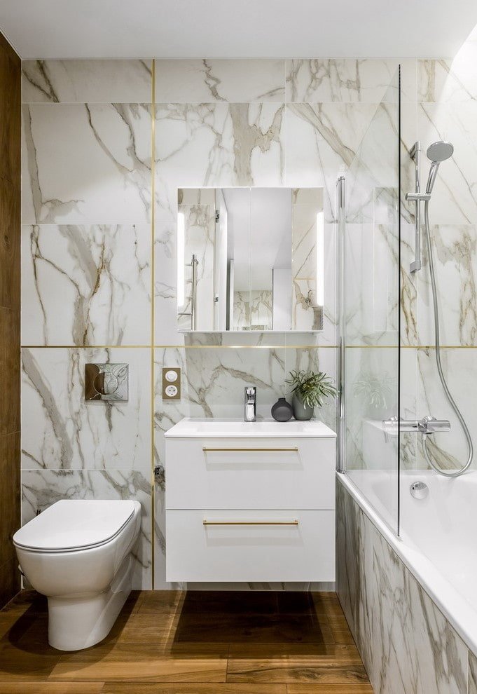 witte marmeren tegels in het interieur van de badkamer