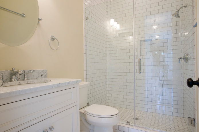 witte tegels in de douche in de badkamer