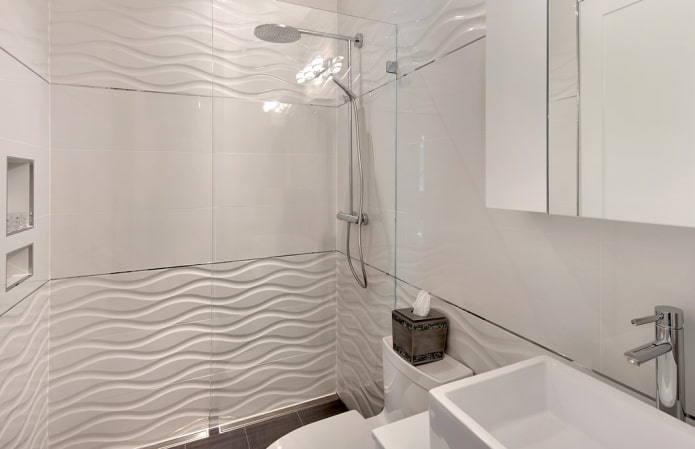 witte reli?ftegels in het interieur van de badkamer