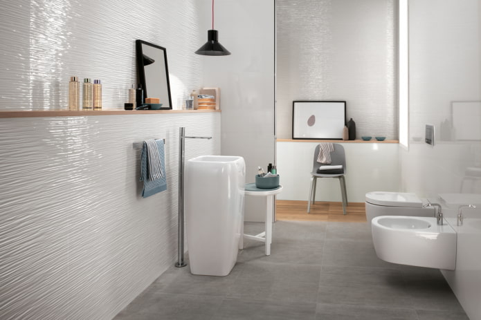 witte reli?ftegels in het interieur van de badkamer