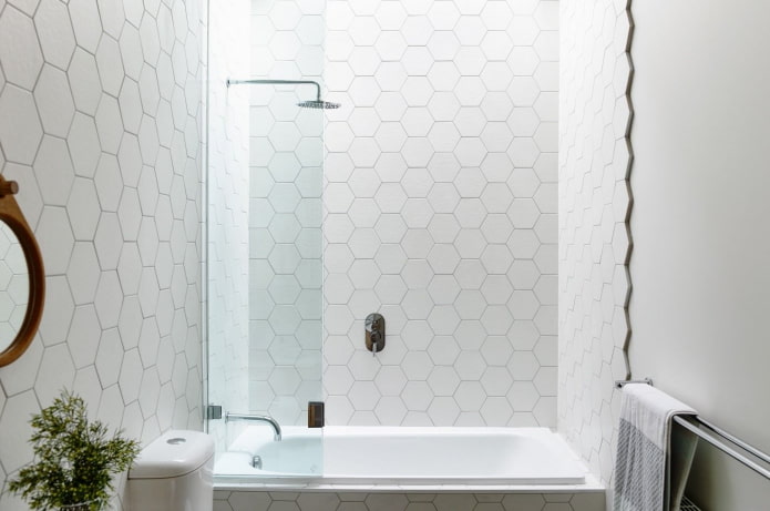 witte honingraattegels in het interieur van de badkamer