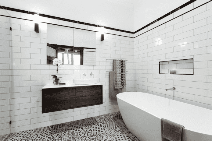 witte bakstenen tegels in het interieur van de badkamer
