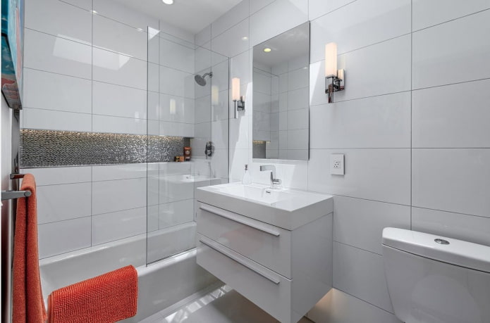glanzende witte tegels in het interieur van de badkamer