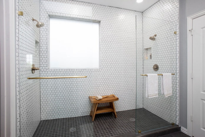 matte witte tegels in het interieur van de badkamer