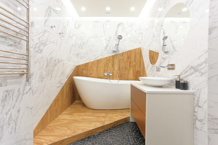 witte tegels met hout in het interieur van de badkamer