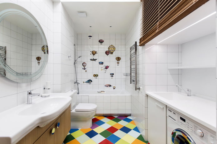 witte vierkante tegels in het interieur van de badkamer
