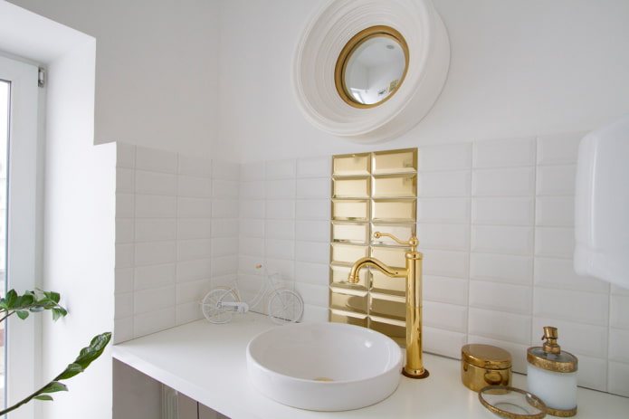 witte en gouden tegels in het interieur van de badkamer