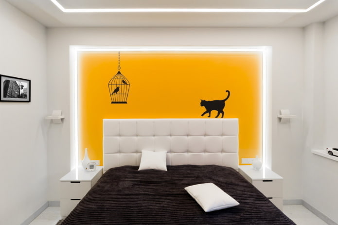 witte slaapkamer met felle accenten