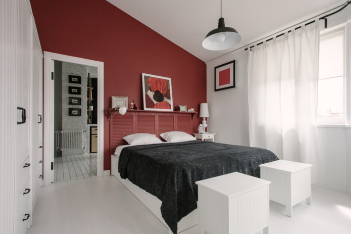 witte slaapkamer met felle accenten