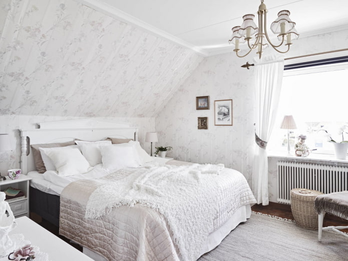 wit slaapkamerinterieur in Proven?aalse stijl