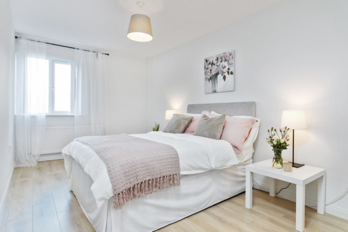 verlichting in het interieur van de slaapkamer in witte tinten