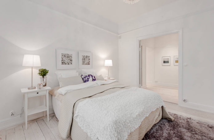 verlichting in het interieur van de slaapkamer in witte tinten