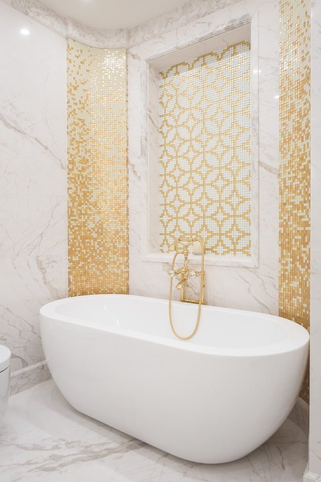 badkamerinterieur in witte en gouden tinten