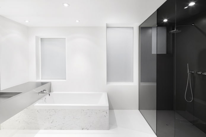 minimalistische badkamer in witte tinten