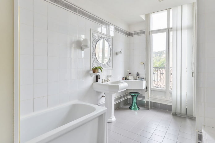 afwerking in het interieur van de badkamer in witte tinten
