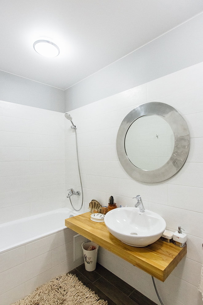 meubels in het badkamerinterieur in witte tinten