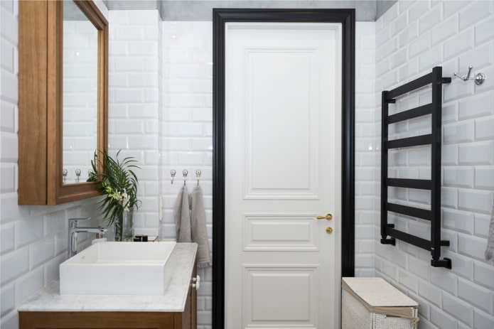 afwerking in het interieur van de badkamer in witte tinten