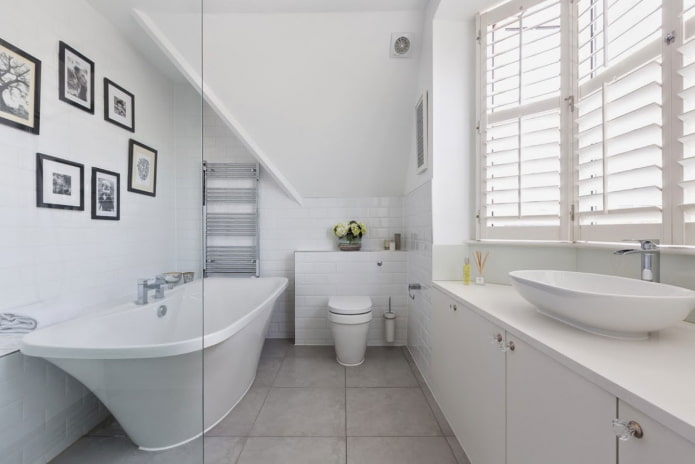 afwerking in het interieur van de badkamer in witte tinten